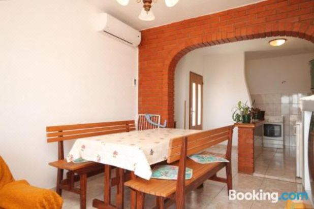 带阳台和海景的两卧室公寓