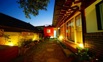 Jeonju Hanokmaeul Sookbach Hanok Geugot