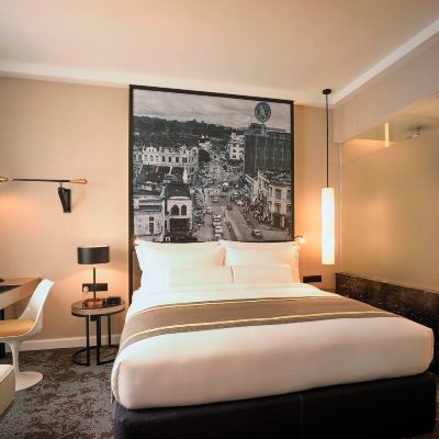 Deluxe King Room Kupon Hotel Stripes Kuala Lumpur, Autograph Collection