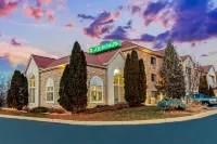 La Quinta Inn & Suites by Wyndham Milwaukee Delafield Hotels in 