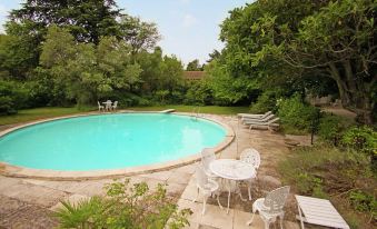 Holiday Home with Private Pool and Large Garden Near Avignon