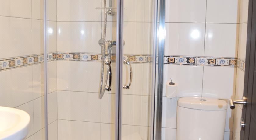 带阳台和海景的豪华双人房