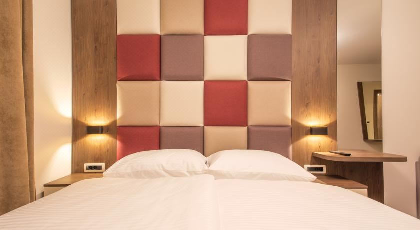 豪华双人床房（带加床）