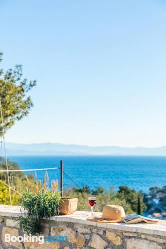 双卧室小屋，设有私人游泳池