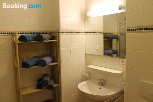 带阳台的两卧室公寓