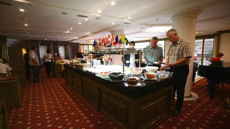 Istanbul Royal Hotel Food or Restaurant