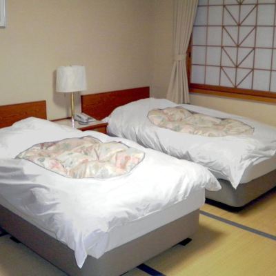 畳フロアのツインルームと共用バスルーム わたらせ温泉ホテルやまゆり クーポン