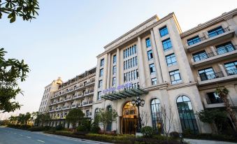 Xianhua Sandalwood Lakeside Hotel