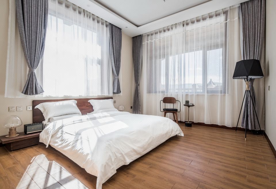 豪华山景阳台套房