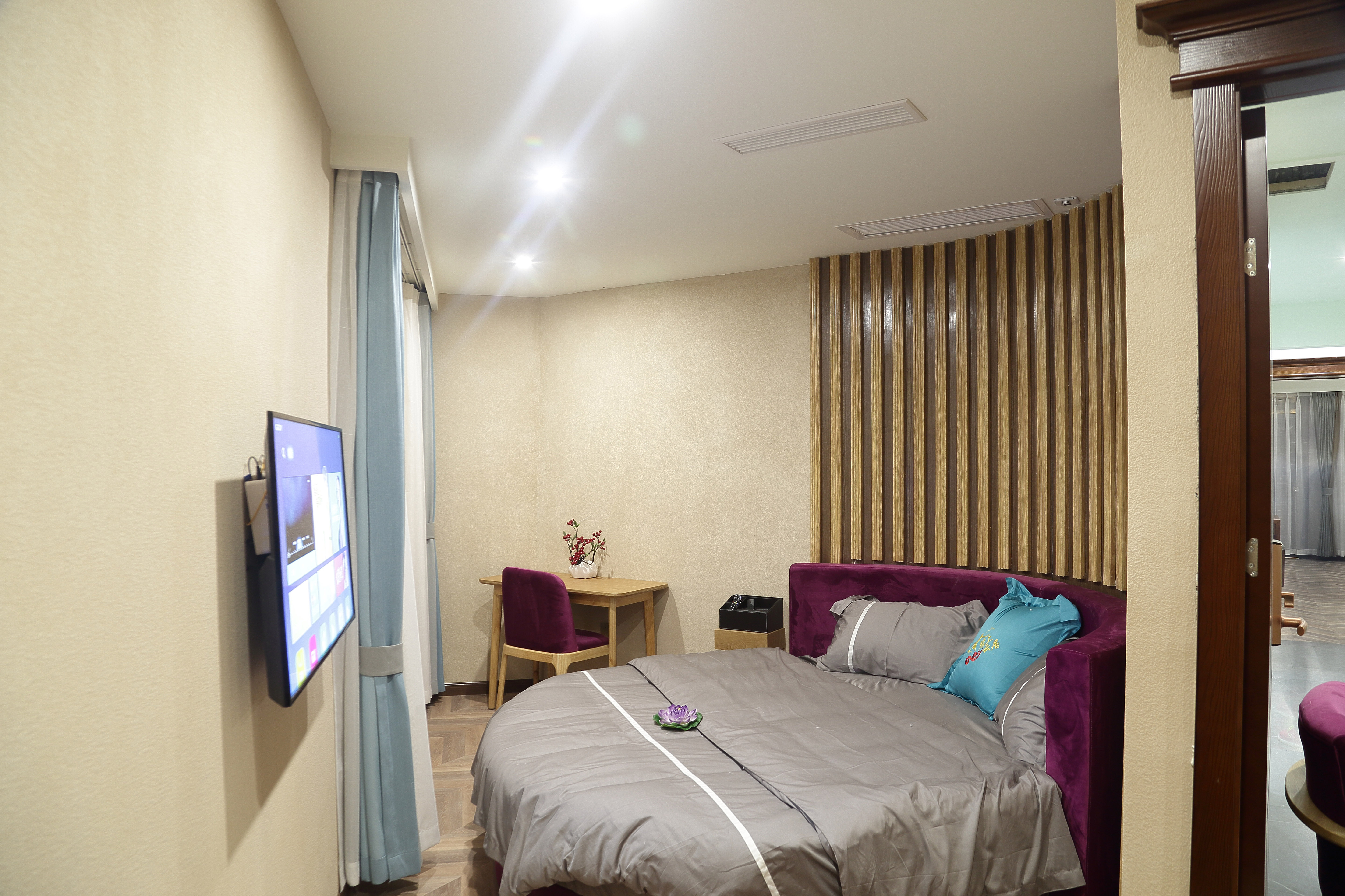 Elegant Comfy Room (Roundbed)