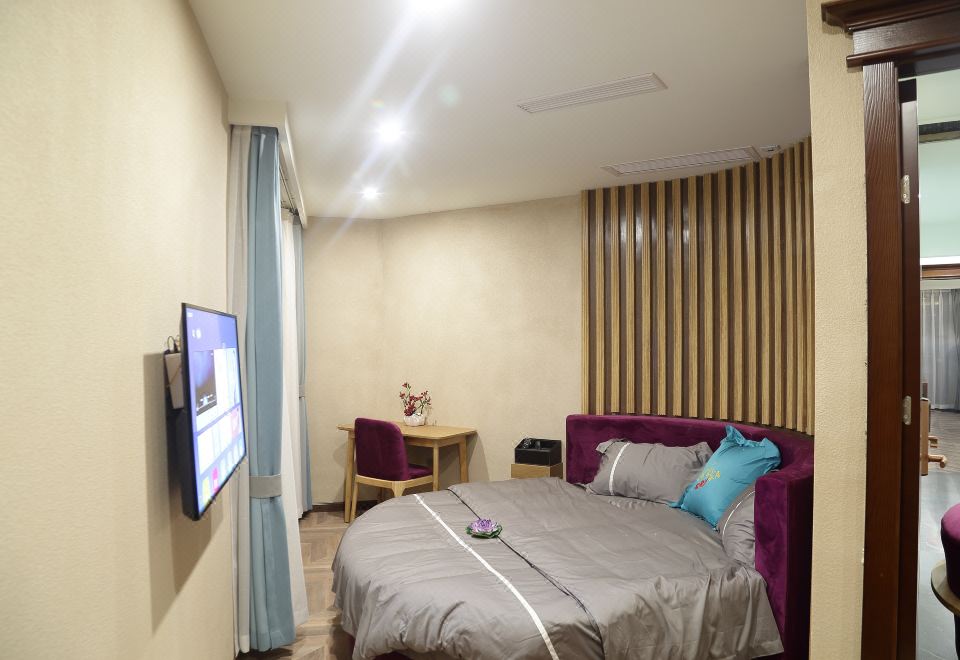 Elegant Comfy Room (Roundbed)