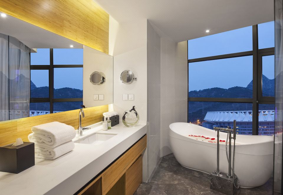 精品大床房『180°落地窗观景+深泡浴缸』