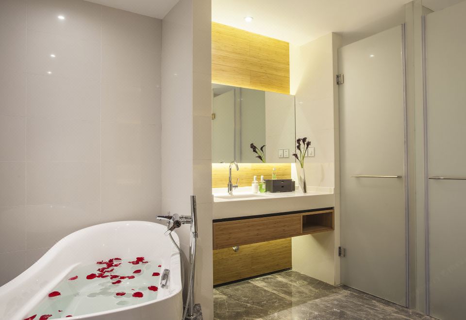 豪华套大床房『深睡床品+休闲办公桌椅+超大会客厅』