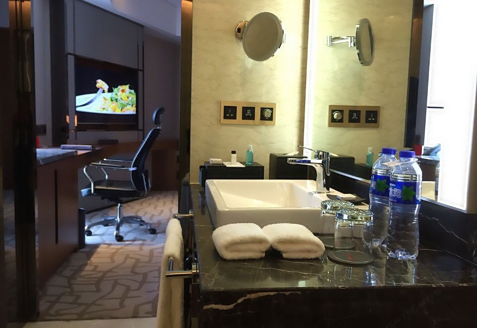 Swiss Grand NanchangSkyline City-View Double Bed Room