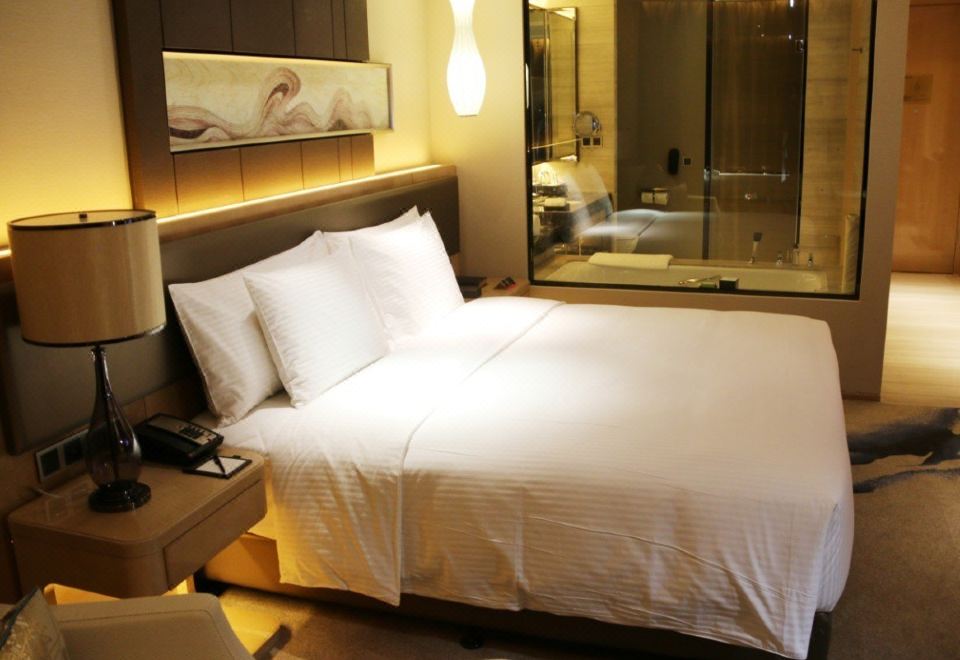 高級豪華大床房（俯瞰商業街景）