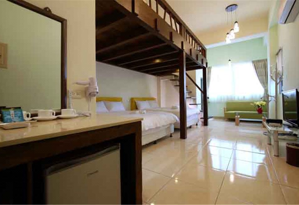 小松鼠站前电梯民宿附停车场四人套房