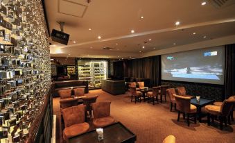 The restaurant features spacious tables and chairs, while adjacent to it is an entertainment center with a bar and live music performances at Best Western Plus Hotel Hong Kong