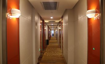 Yun 7 Hotel (Yichang CBD Shopping Center Railway Dam Snack Street)
