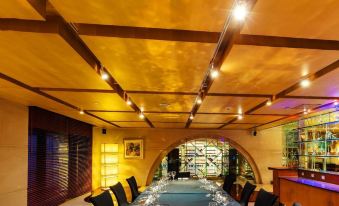 A long table is set in the middle for a large event, with glass panels on either side at The Westin Bund Center Shanghai