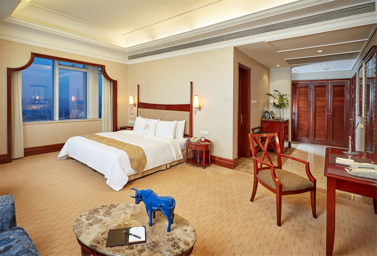 湖景大床房【180°西湖美景+远眺城隍阁夜景+舒睡床垫+情侣私享·超大观视浴缸】