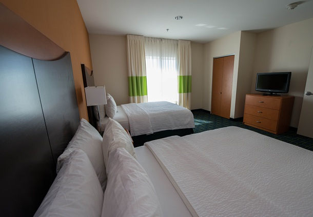 2卧室套房， 卧室1:1张特大床， 卧室2:2张大床