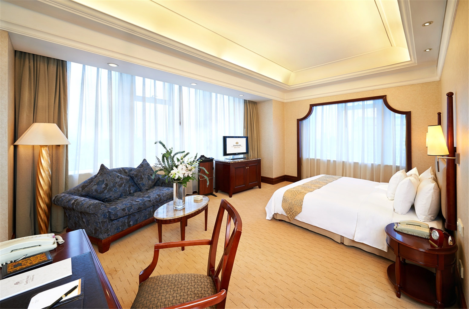 湖景大床房【180°西湖美景+远眺城隍阁夜景+舒睡床垫+情侣私享·超大观视浴缸】