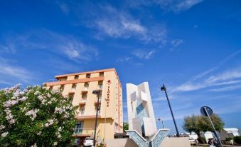 "a tall building with the sign "" hilton hotel "" on it , surrounded by trees and other buildings" at Hotel Florence