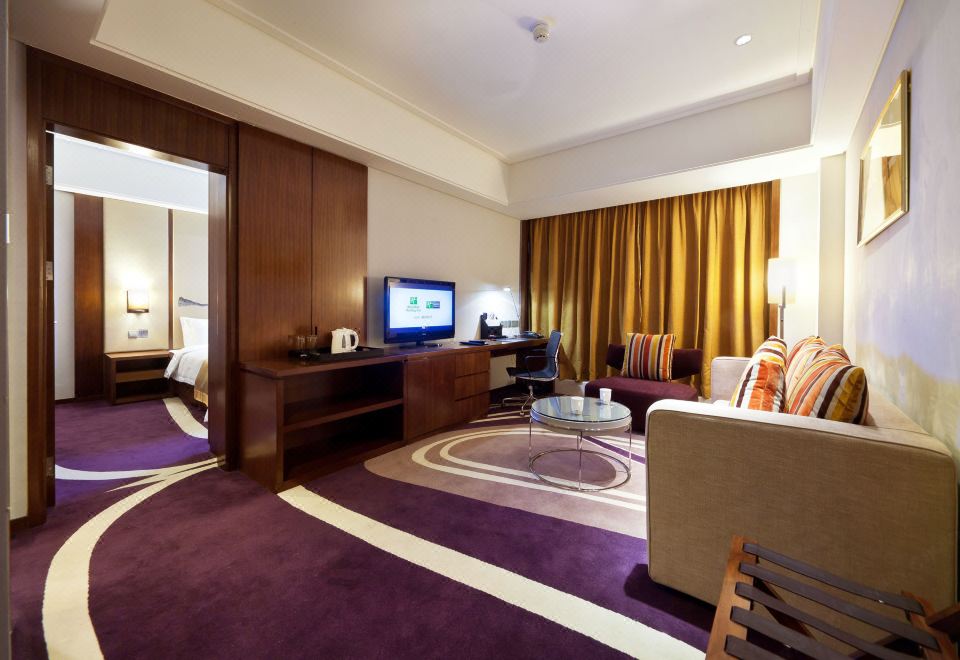 假日高级套房-超大床